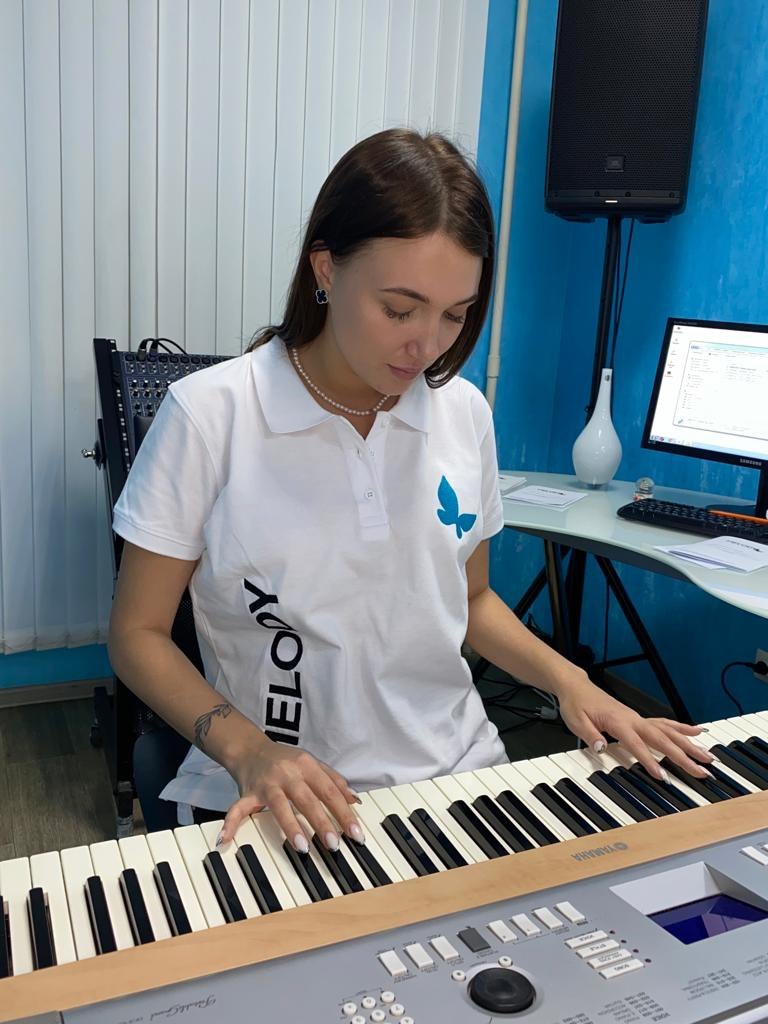 Ученица Melody играет на фортепиано в студии